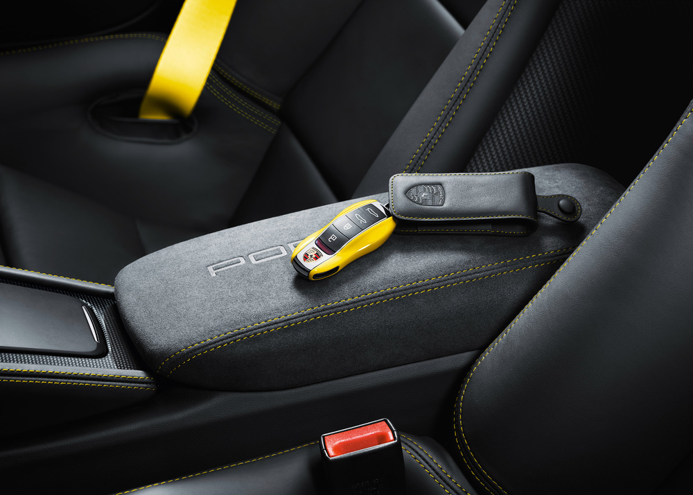Porsche Exclusive Manufaktur: Vehicle key painted with key pouch in leather